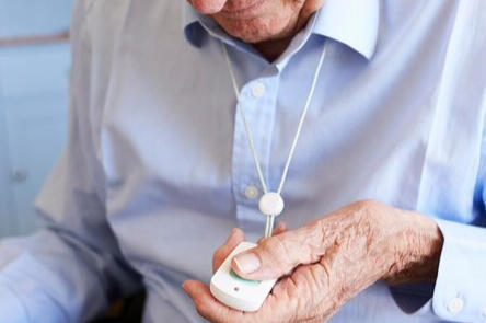 Bénéficiaire tenant un téléphone.